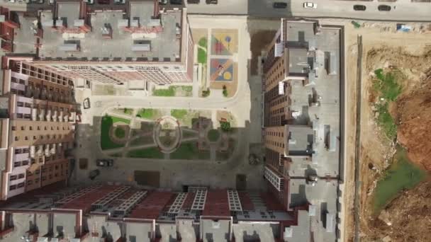 Вид сверху на многоэтажное жилое здание — стоковое видео