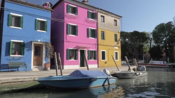 Kolorowe fasady małych domów włoskiego Burano w słoneczny dzień — Wideo stockowe