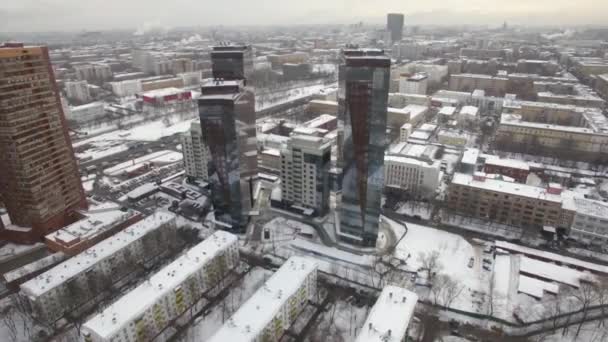 En satellitvy över ett urbant landskap täckt av snö — Stockvideo