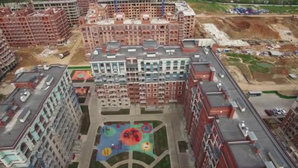 Flygfoto över ett byggområde i ett bostadsområde — Stockvideo