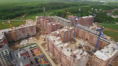 Yeşil ormanın yakınında bir şantiyenin havadan görünümü