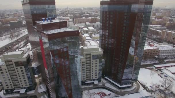 Uma vista aérea de dois edifícios brilhantes no entorno urbano — Vídeo de Stock