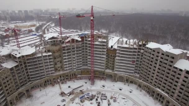 Een antenne uitzicht op een reusachtig wintergebouw bouwzone — Stockvideo
