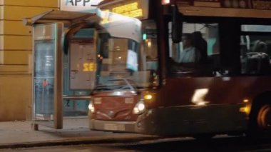 Otobüs, akşam kentinde toplu taşıma durakları bırakıyor. Valencia, Ispanya