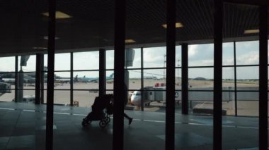 Terminalde yürüyen bir uçağa bakan insanlar. Moscow, Rusya Federasyonu