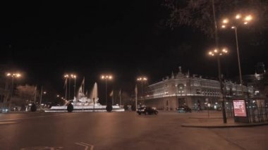 Madrid, Ispanya gece sahnesi. Karayolu trafiği ile Plaza de Cibeles