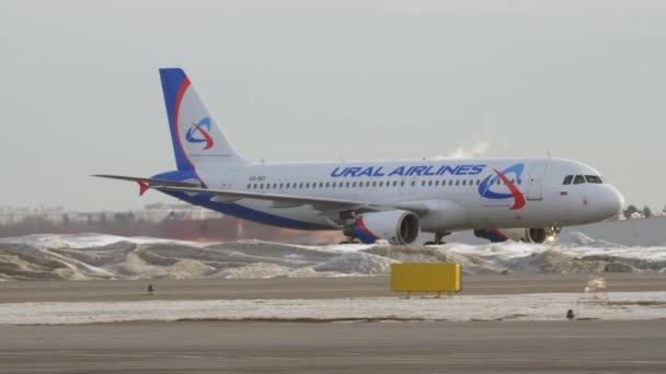 Ural Airlines A320 a kifutópályán — Stock videók