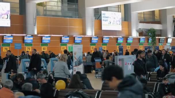 Загруженный и переполненный терминал аэропорта Шереметьево в Москве — стоковое видео