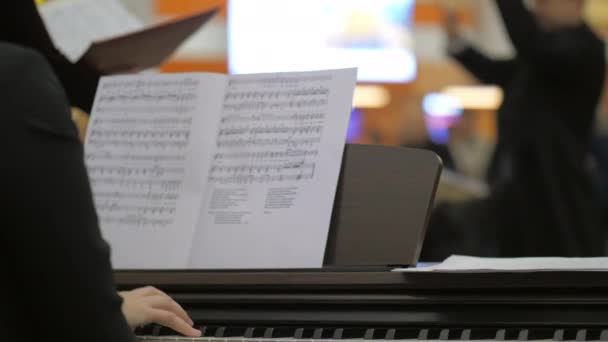 Piano begeleider en Choir directeur — Stockvideo