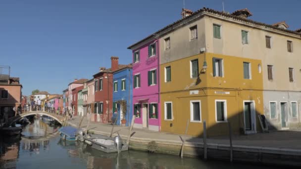 Visitando a ilha de Burano na Itália Cena com canal e casas coloridas tradicionais — Vídeo de Stock