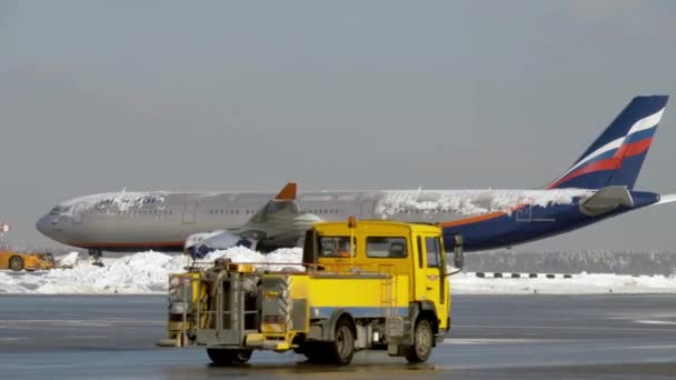 Remolque Aeroflot aeronaves cubiertas de hielo, Rusia — Vídeos de Stock