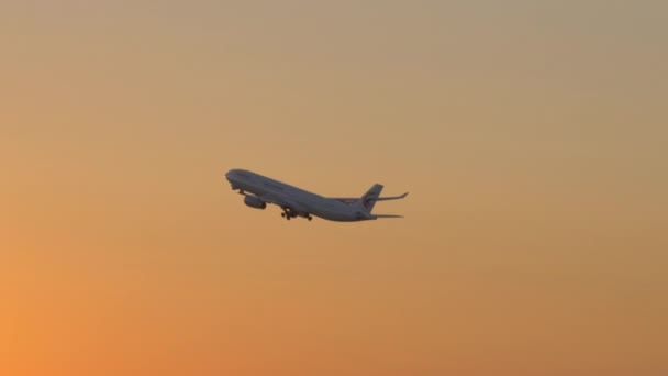 Flugzeug der chinesischen Eastern Airlines fliegt bei Sonnenuntergang gegen den Himmel — Stockvideo