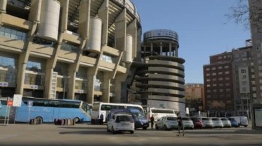 Santiago Bernabeu Stadı yakınında park edilmiş ulaşım ile dış görünüm, Madrid