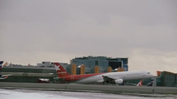 Aeromobili di Nordwind Airlines che decollano all'aeroporto Sheremetyevo di Mosca — Video Stock