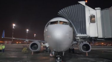 Uçak kontrolü ve uçuştan önce yakıt ikmali. Sheremetyevo Havaalanı, Moskova