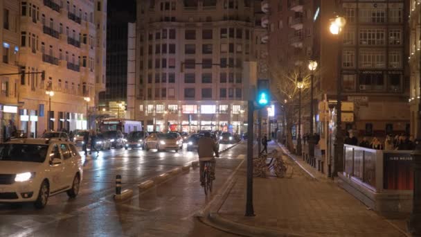 Valencia street with bike lane and car traffic at night, Spain — Stock Video