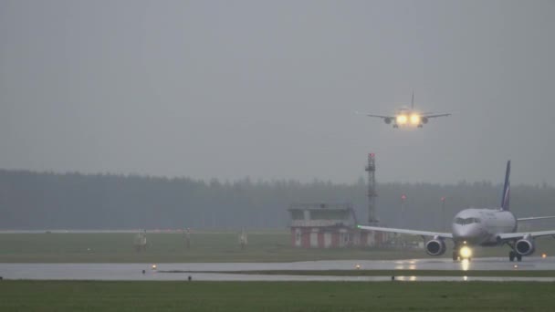 Letadlo Aeroflot přistávání na mokré přistávací dráze, Moskva — Stock video