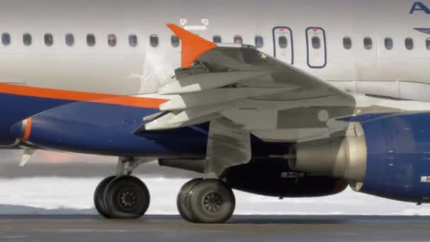 Airbus A320 της Aeroflot τροχίσματος στο διάδρομο, Χειμερινή θέα — Αρχείο Βίντεο
