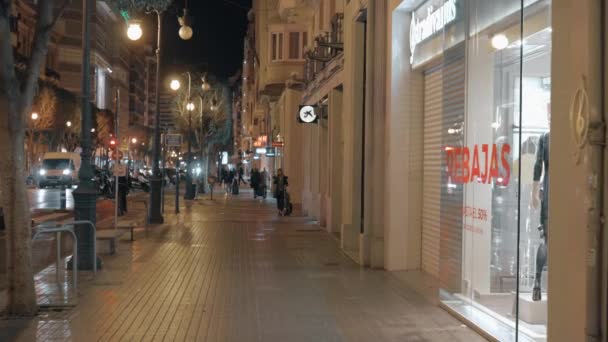 Personer som går på Carrer de Colon på natten Valencia, Spanien — Stockvideo