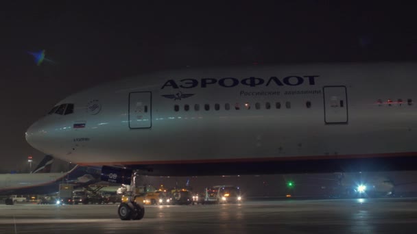 Aeroflot Boeing 777 na letišti Šeremetěvo v noci, Moskva — Stock video