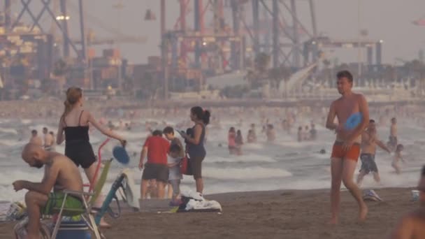 Playa llena de gente en Valencia, España — Vídeo de stock