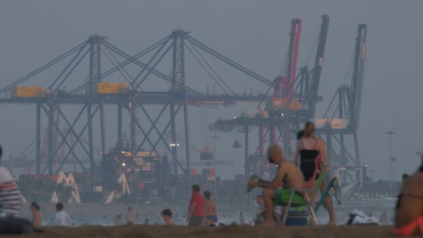 Puerto urbano y playa llena de gente en Valencia, España — Vídeos de Stock