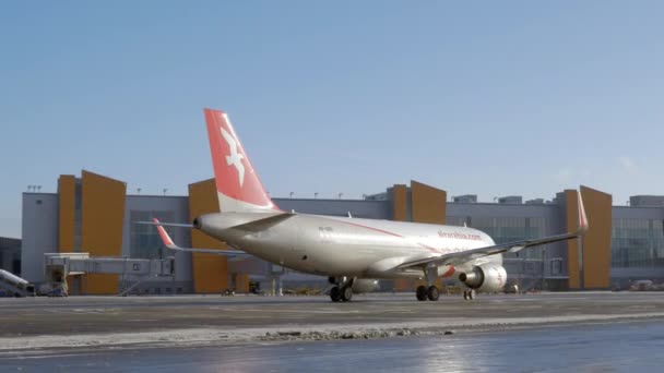Vliegtuig A320 van Air Arabia taxiën naar terminal op Sheremetyevo Airport, Moskou — Stockvideo