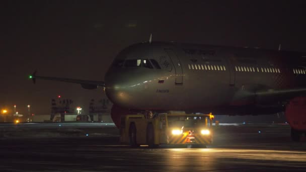 Vontató Aeroflot repülőgépek éjjel — Stock videók