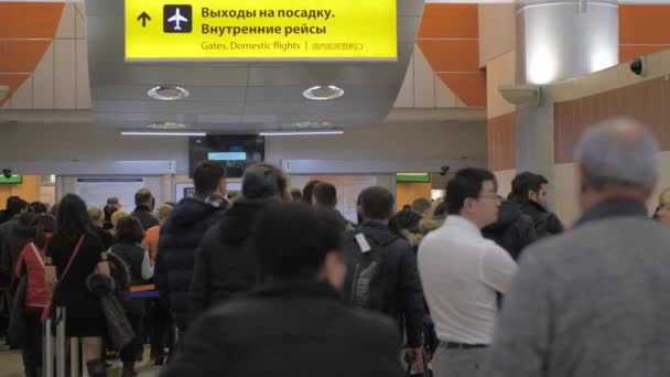 Pasajeros a las puertas de los vuelos domésticos en la Terminal D del Aeropuerto de Sheremetyevo — Vídeos de Stock