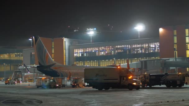 Aircraft of Flydubai at Terminal E of Sheremetyevo Airport at night, Moscow — Stock Video