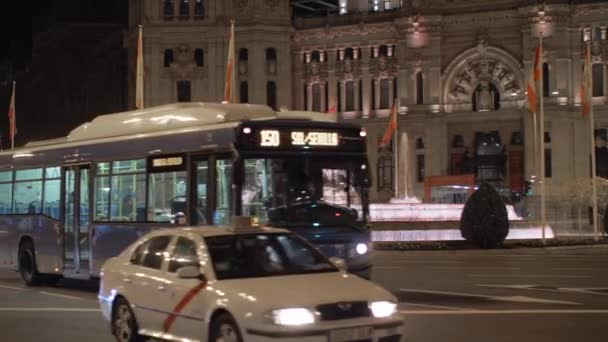Éjszakai városkép a Cibeles térrel, városházával és autóforgalom — Stock videók