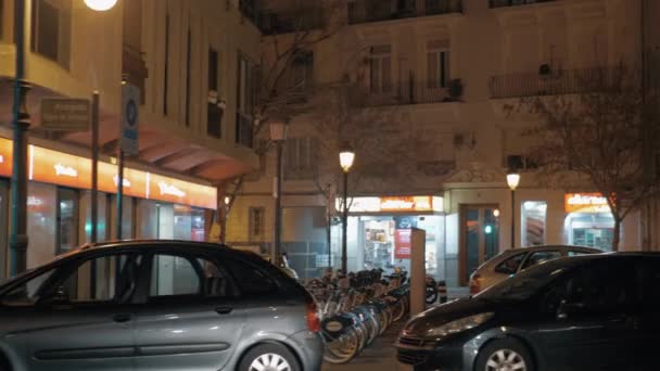 Caminhando na rua da cidade noturna. Valência, Espanha — Vídeo de Stock