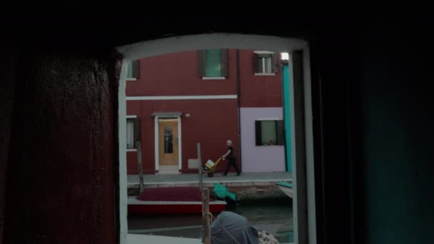 Maisons de Burano et canal vu par la porte, Italie — Video