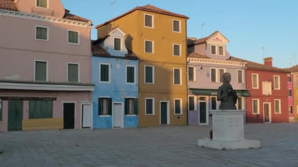 Child playing with ball at Baldassarre Galuppi Square in Burano, Italy — Stock Video