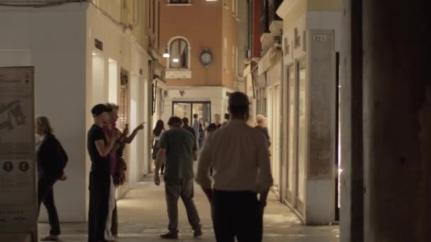 店内を歩く人が多い賑やかな路地。ヴェネツィア(イタリア) — ストック動画