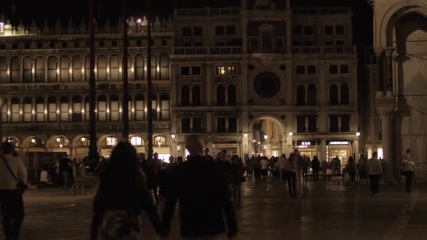 Crowded Piazza San Marco at night. Venice landmark, Italy — Stock Video