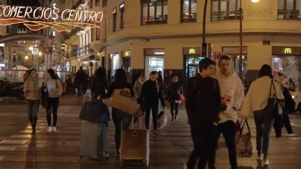 Trångt gata övergångsställe i natt Valencia, Spanien — Stockvideo