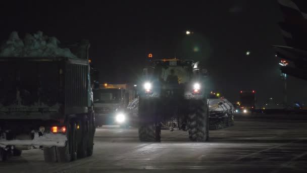 Trafic de véhicules d'aéroport la nuit — Video