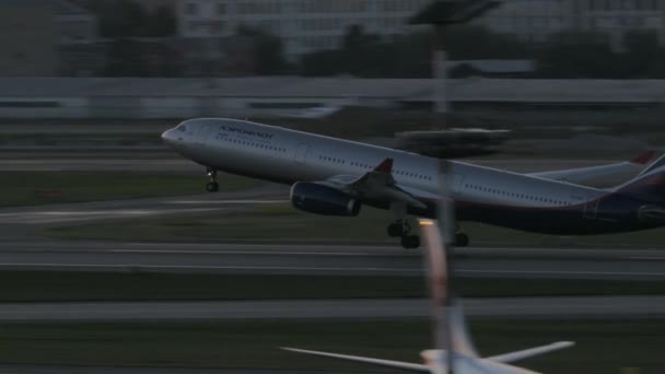L'avion de ligne A330 d'Aeroflot décolle au coucher du soleil — Video