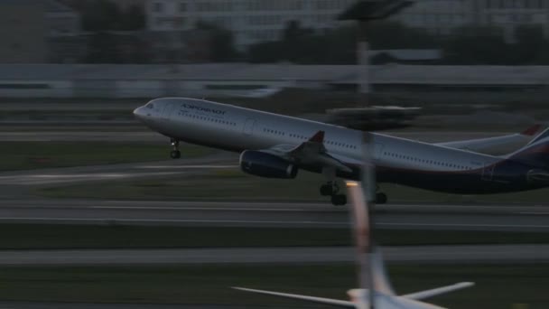 Aeroflot A330 despegando al atardecer — Vídeo de stock