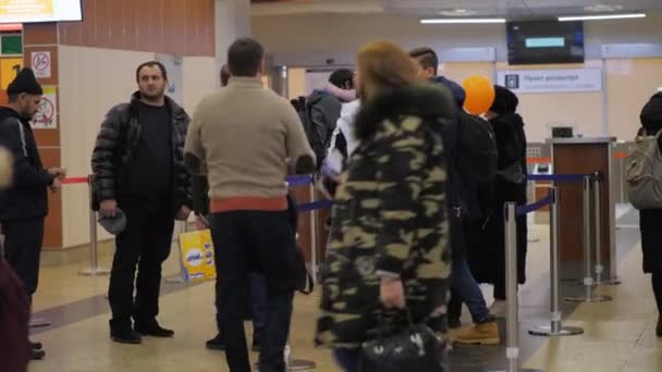 Passagiers te wachten op de poorten in Sheremetyevo luchthaven, Moskou — Stockvideo