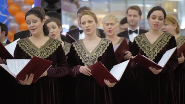 Concert van koor met mannen en vrouwen zangers, Rusland — Stockvideo