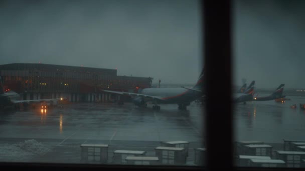 Fensterblick mit Aeroflot-Flugzeug im Terminal f des Flughafens Scheremetjewo — Stockvideo