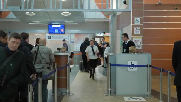 Faire la queue aux portes des vols intérieurs à l'aéroport de Sheremetyevo, Moscou — Video