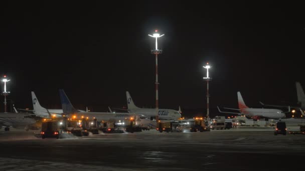 夜にヴヌーコヴォ空港で駐機場を清掃する除雪車、モスクワ — ストック動画