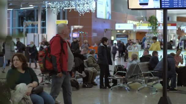 People in waiting area of Terminal D in Sheremetyevo Airport, Moscow — Stock Video