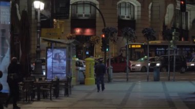Madrid, İspanya'da sokak ve Metropolis Binası'nın gece manzarası