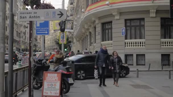 Занятая улица в Мадриде с людьми и транспортом, Испания — стоковое видео