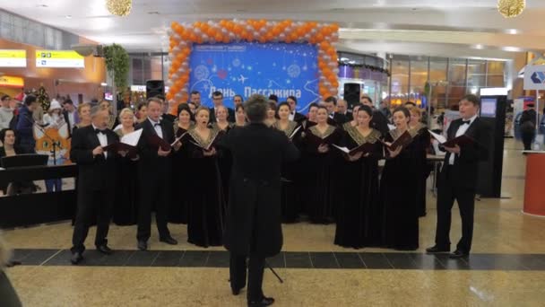 Choraufführung für Passagiere auf dem Moskauer Flughafen Scheremetjewo — Stockvideo