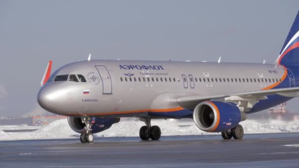 Samolot Aeroflot Airbus A320 na asfalcie na lotnisku, widok zimowy — Wideo stockowe